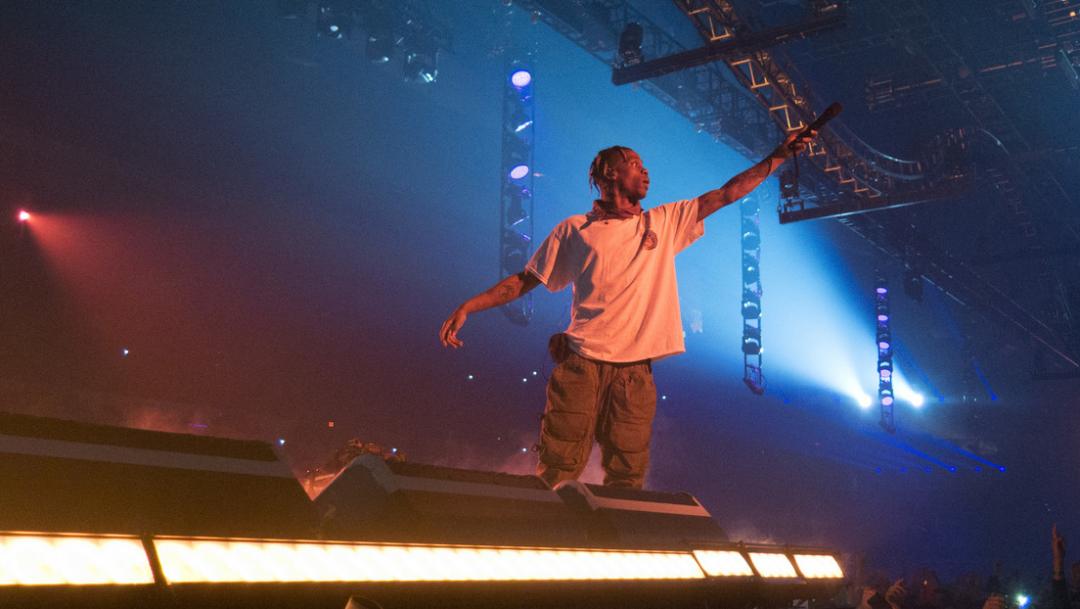  La reacción del rapero Travis Scott , cuando ve a gente perdiendo la conciencia, en el festival Astroworld