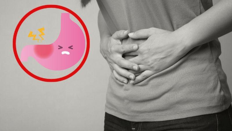 3 hábitos diarios que causan gastritis sin que te des cuenta