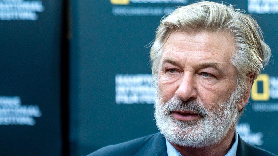 Alec Baldwin mató accidentalmente a una mujer durante el rodaje de una película