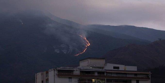 Bomberos intentan sofocar el incendio en El Ávila