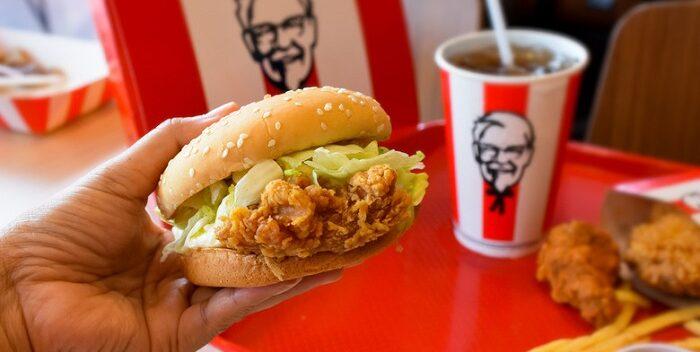 Escasez de lechuga obliga a KFC a cambiar sus hamburguesas