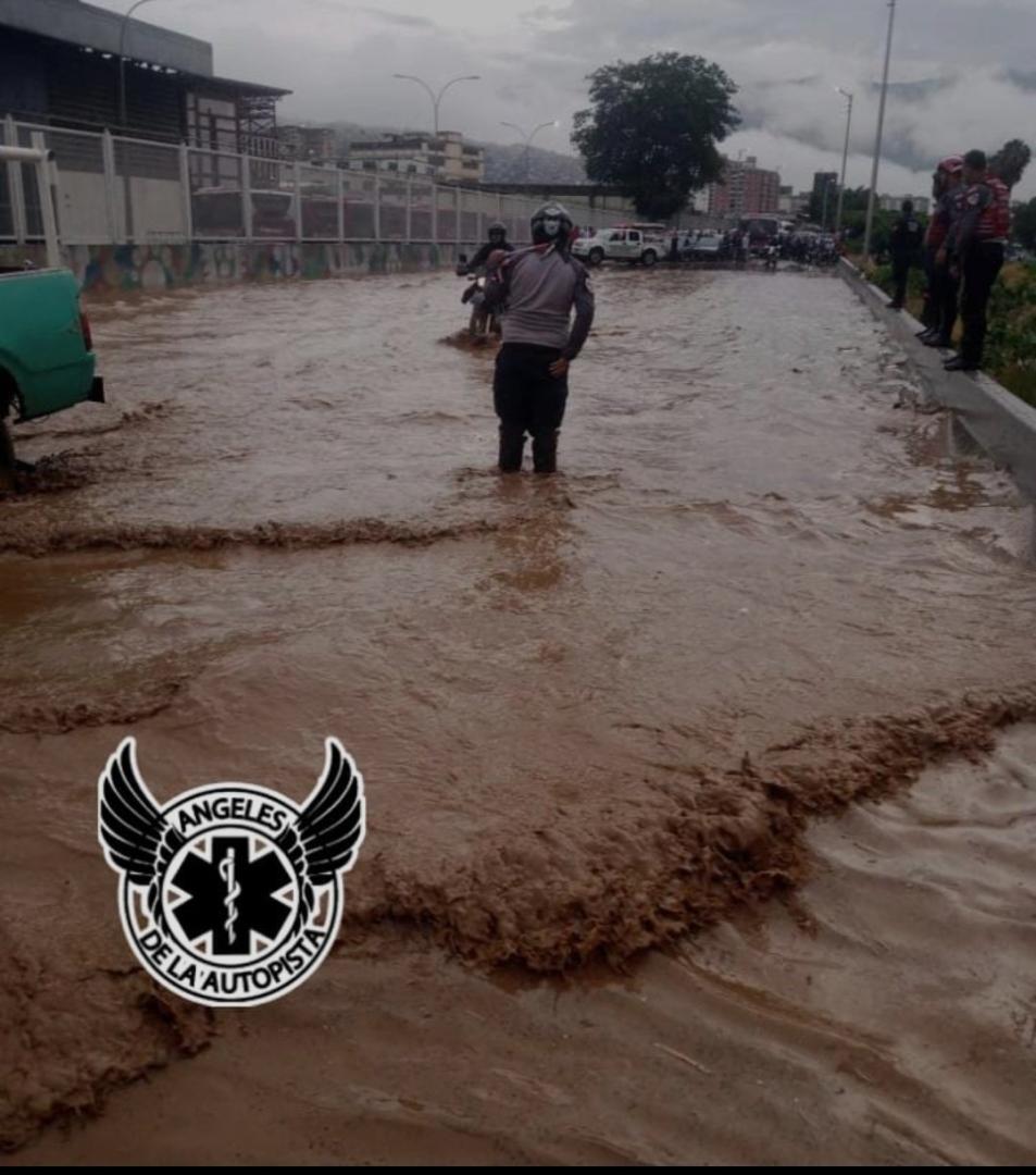 Falta de mantenimiento en drenaje pluvial provocó tranca en la Francisco Fajardo