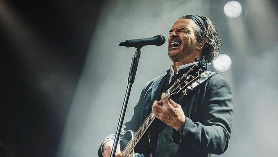 Fan de Ricardo Arjona se quitó la ropa en pleno concierto