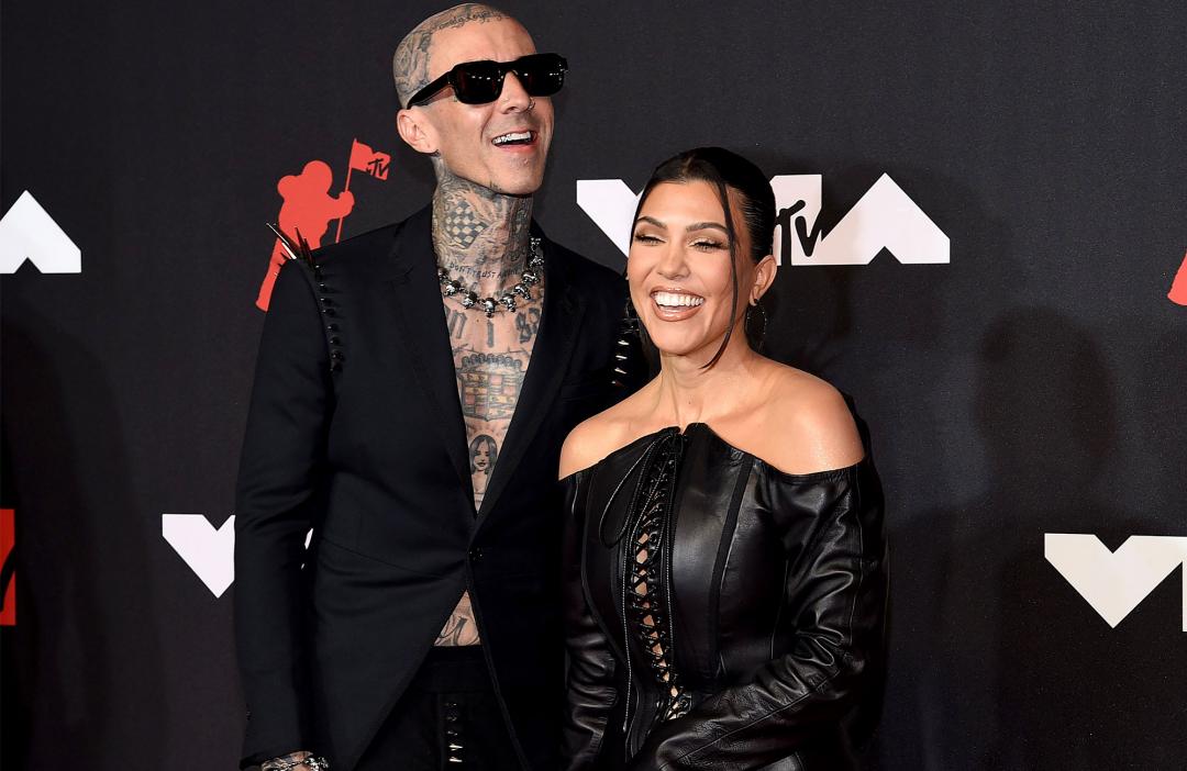 Kourtney Kardashian anuncia compromiso con el músico Travis Barker