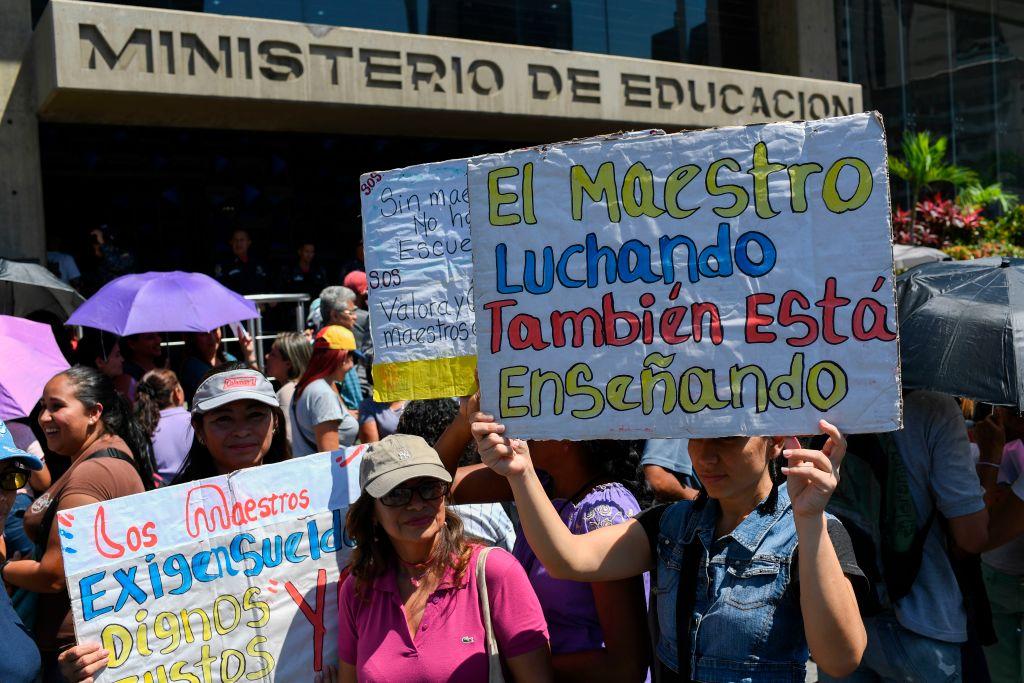 Maestros del sector público protestan en Venezuela