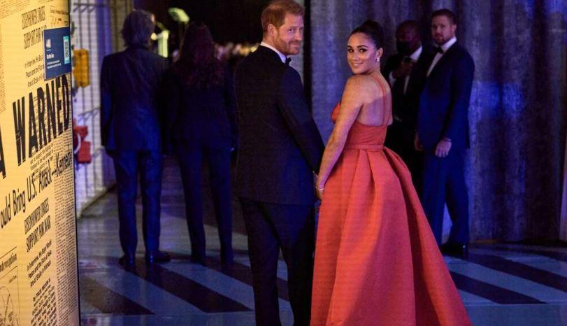 Meghan Markle reapareció en una alfombra roja con vestido de Carolina Herrera