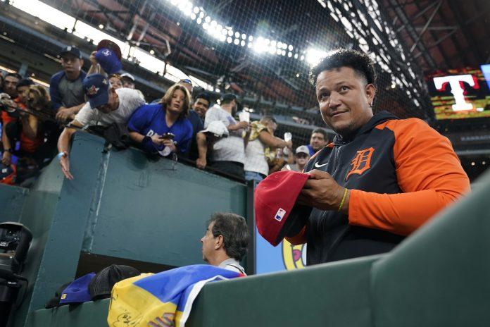 Miguel Cabrera y José Altuve fueron nominados al Premio Roberto Clemente