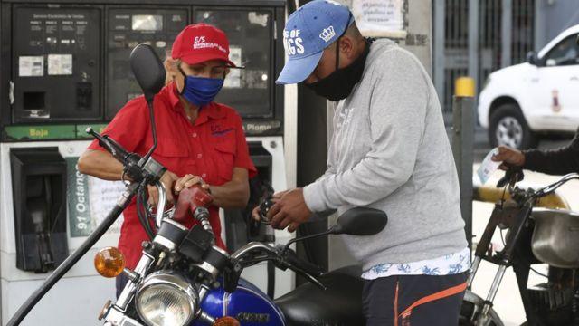 Oliveros señala que es necesario que en Venezuela se construya un nuevo esquema de precios de gasolina