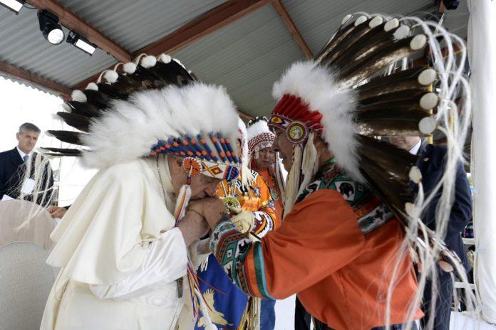 Papa pide perdón por abusos de la iglesia a indígenas en Canadá