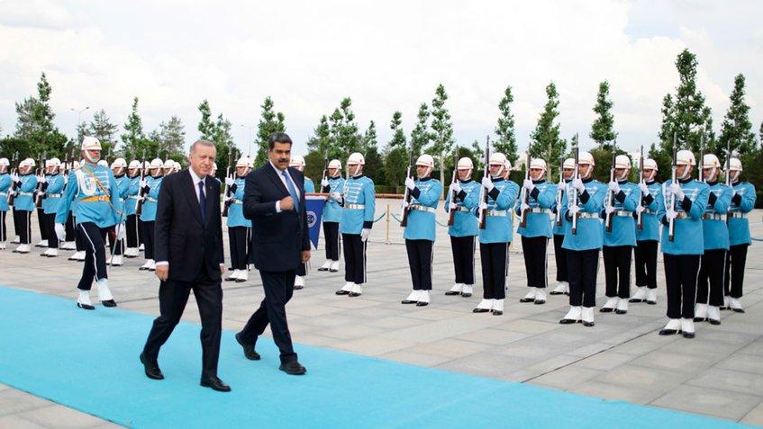 Presidente Maduro recibe honores a su llegada al Complejo Presidencial de Turquía