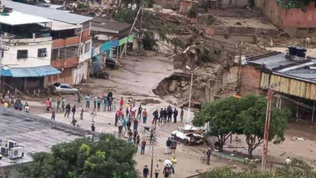 Sigue la búsqueda de desaparecidos en Las Tejerías con maquinaria pesada